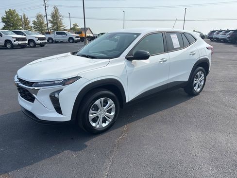 Used 2025 Chevrolet Trax LS image 3