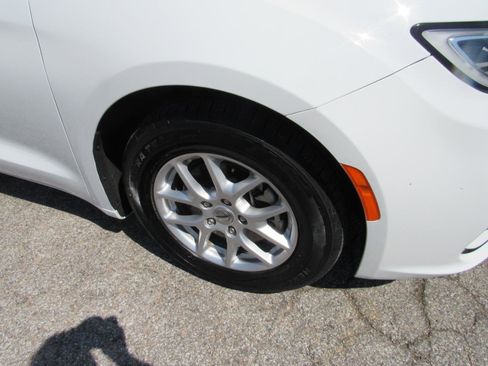 Used 2023 Chrysler Pacifica Touring-L FWD image 41