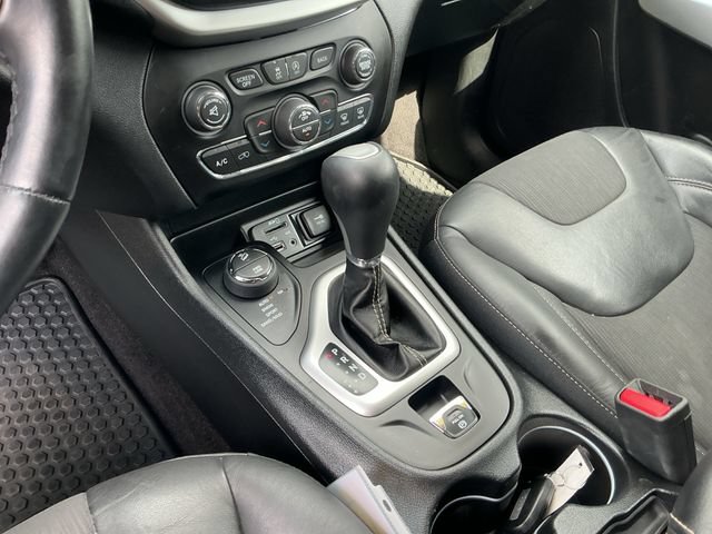 Used 2018 Jeep Cherokee Latitude Plus w/ Comfort/Convenience Group AWD/4WD image 18