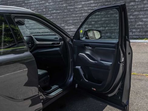 Used 2022 Toyota Highlander XLE AWD/4WD image 16