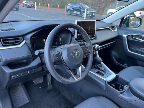 Used 2025 Toyota RAV4 XLE image 28
