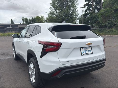 New 2026 Chevrolet Trax LS w/ LS Convenience Package FWD image 21