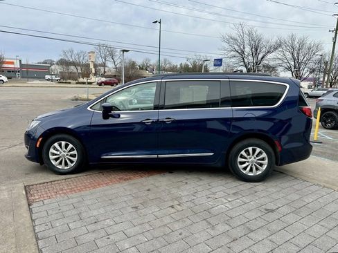 Used 2017 Chrysler Pacifica Touring-L image 4