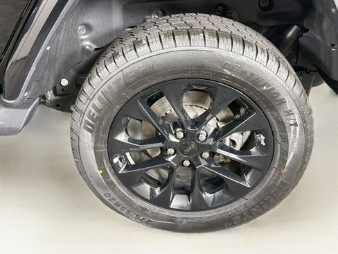 Used 2022 Jeep Wrangler Unlimited Sahara AWD/4WD image 36