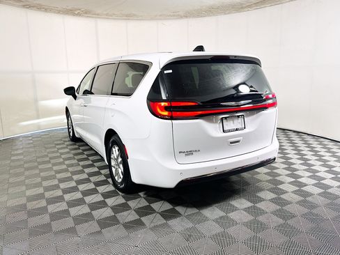 Used 2025 Chrysler Pacifica Select FWD image 5