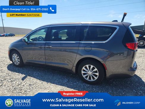 Used 2017 Chrysler Pacifica Touring w/ Tire & Wheel Group FWD image 3
