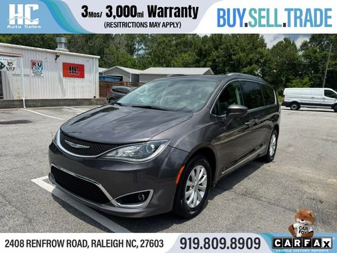 Used 2019 Chrysler Pacifica Touring-L FWD image 1
