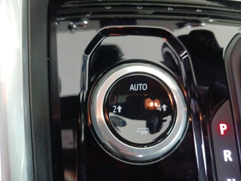 Used 2025 Chevrolet Colorado LT AWD/4WD image 36