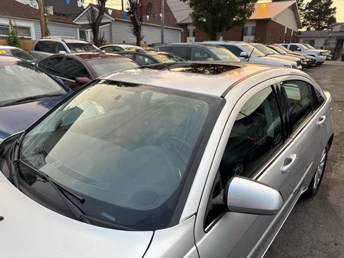 Used 2010 Chrysler Sebring Limited image 3