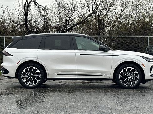 New 2026 Lincoln Nautilus Reserve image 2