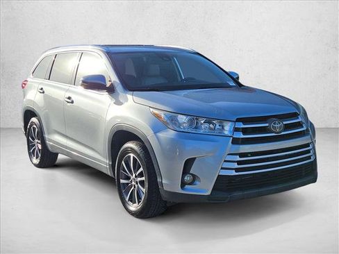 Used 2018 Toyota Highlander XLE FWD image 3