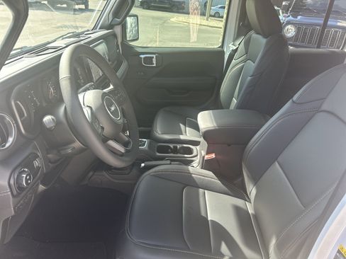 New 2025 Jeep Gladiator Sport image 11