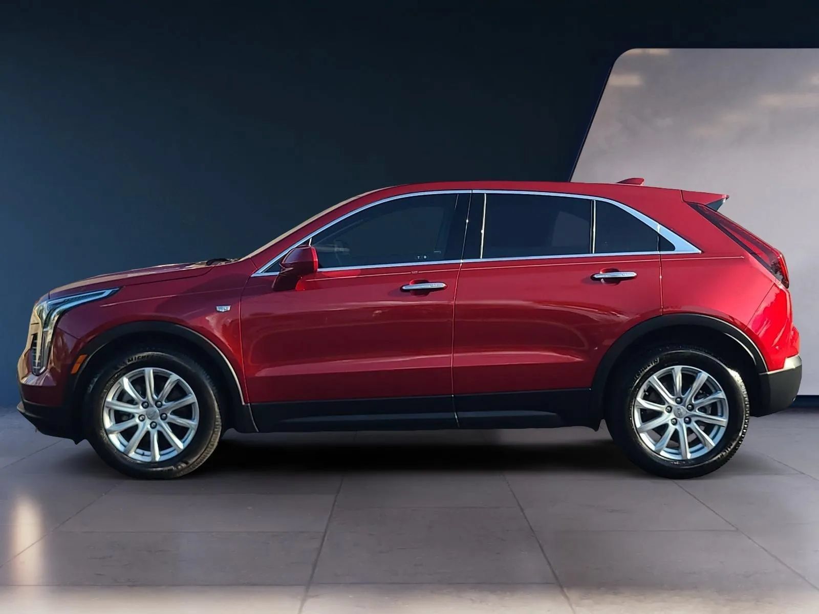 Used 2019 Cadillac XT4 Luxury w/ Cold Weather Package FWD image 2