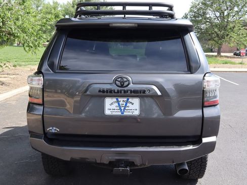 Used 2017 Toyota 4Runner SR5 AWD/4WD image 6
