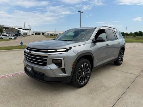 Used 2026 Chevrolet Traverse LT w/ Sun and Wheel Package FWD image 7