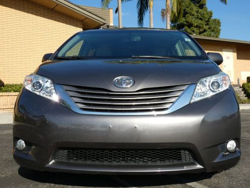 Used 2017 Toyota Sienna XLE image 17