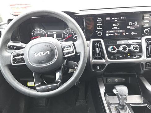 Used 2023 Kia Sorento LX image 7