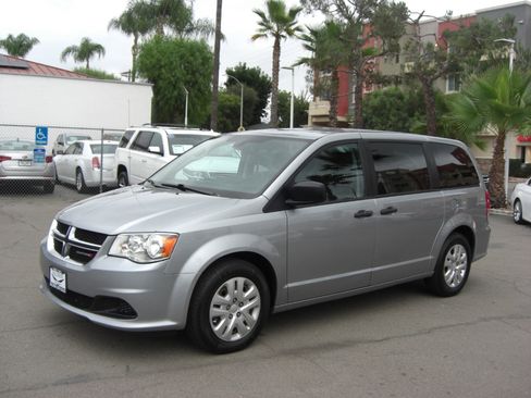 Used 2019 Dodge Grand Caravan SE image 3