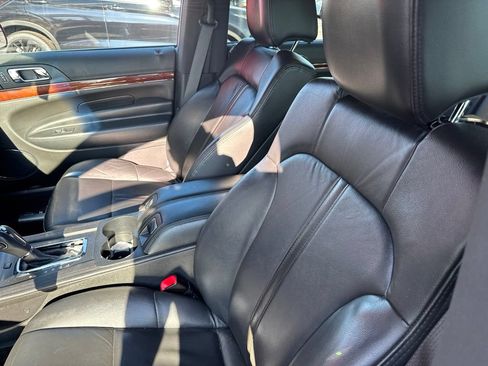 Used 2013 Lincoln MKT FWD image 8