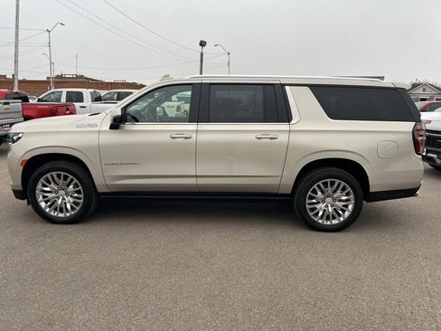 Used 2024 Chevrolet Suburban High Country image 4