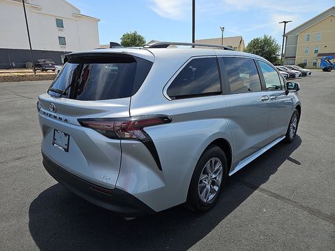 Used 2025 Toyota Sienna XLE FWD image 5