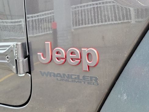 Used 2022 Jeep Wrangler Unlimited Rubicon w/ LED Lighting Group AWD/4WD image 7