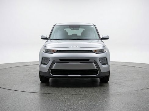 Used 2025 Kia Soul LX w/ LX Technology Package FWD image 2