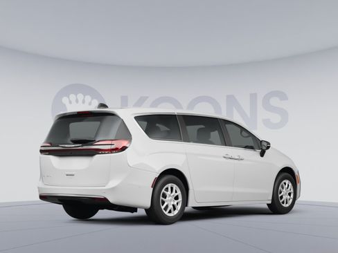 Used 2024 Chrysler Pacifica Touring-L FWD image 4