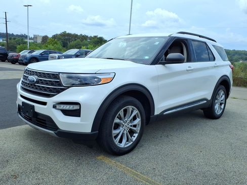 Used 2023 Ford Explorer XLT AWD/4WD image 3