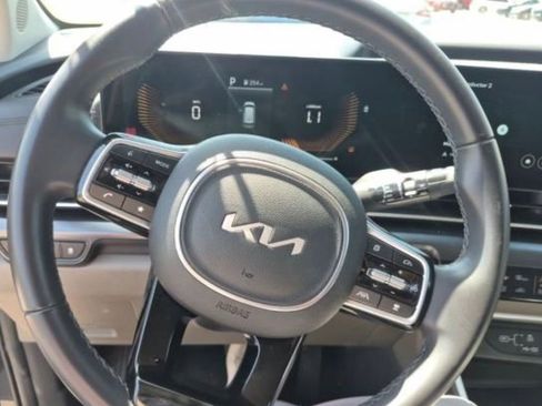 Used 2025 Kia Carnival FWD image 12