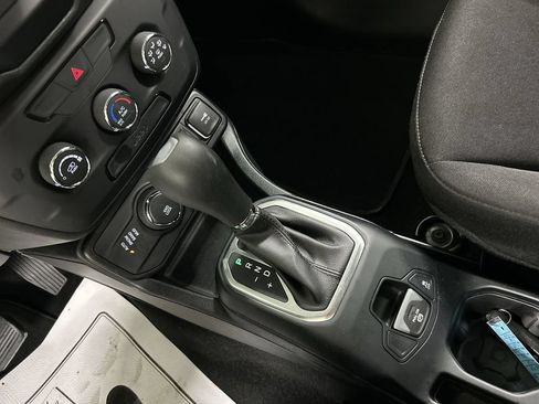 Used 2019 Jeep Renegade Sport w/ Sport Appearance Group AWD/4WD image 17