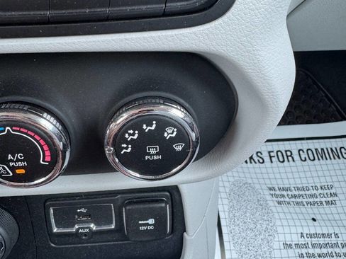 Used 2016 Jeep Renegade Latitude image 15