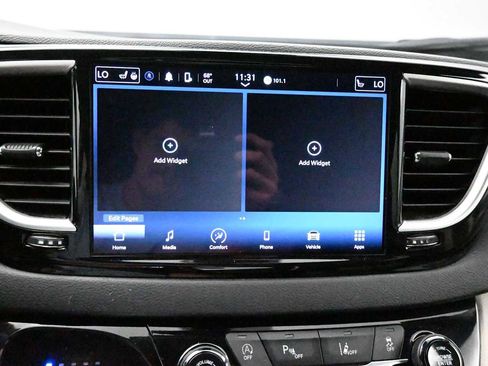 Used 2023 Chrysler Pacifica Touring-L FWD image 12