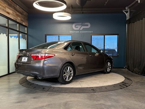 Used 2016 Toyota Camry SE image 3