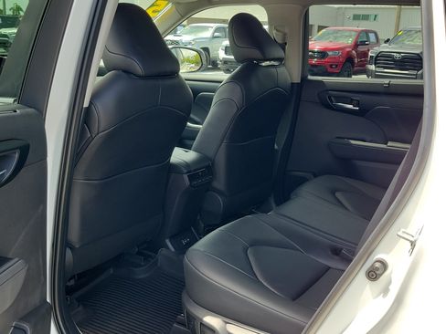 Used 2025 Toyota Highlander XLE AWD/4WD image 13