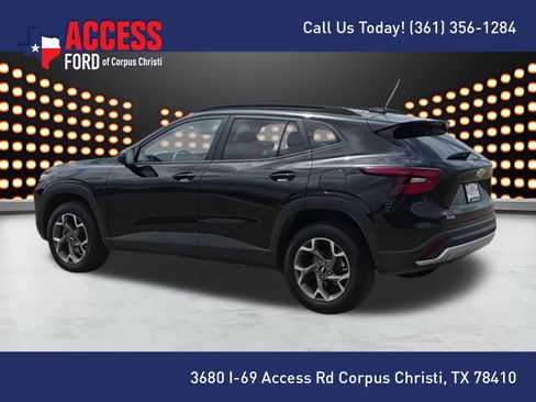 Used 2025 Chevrolet Trax LT FWD image 6