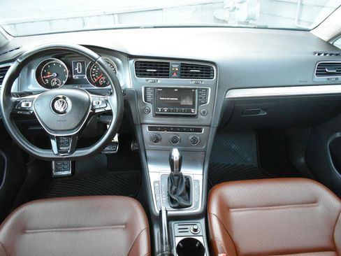 Used 2017 Volkswagen Golf Alltrack S image 10