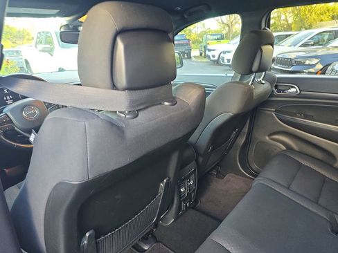 Used 2019 Jeep Grand Cherokee Laredo image 12