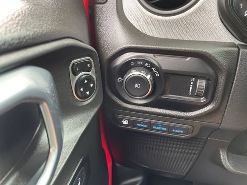 Used 2024 Jeep Wrangler Unlimited w/ Convenience Group AWD/4WD image 24