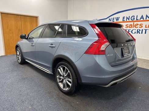 Used 2018 Volvo V60 T5 Cross Country w/ Convenience Package image 2