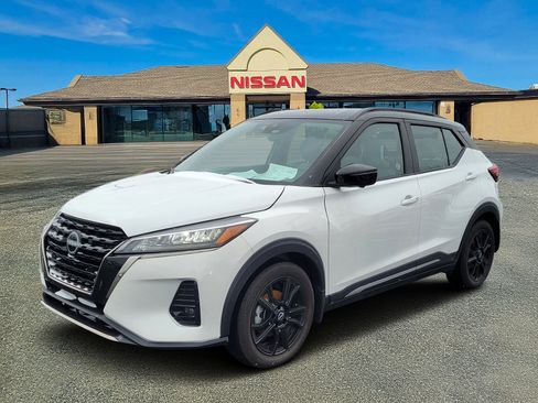 Used 2023 Nissan Kicks SR w/ SR Premium Package image 2