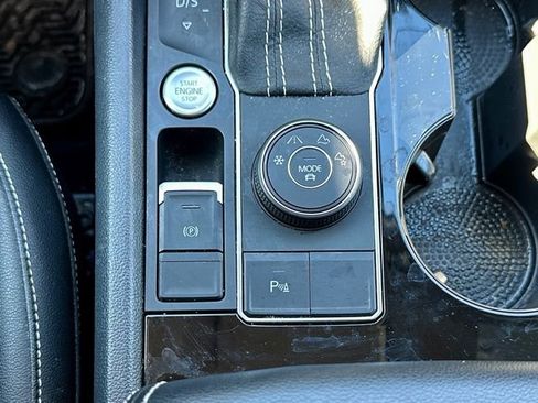 Used 2023 Volkswagen Atlas SE image 32