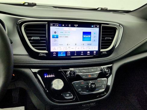 Used 2024 Chrysler Pacifica Limited image 17