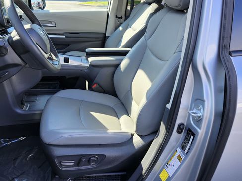 Used 2024 Toyota Sienna XLE w/ XLE Plus Package image 26