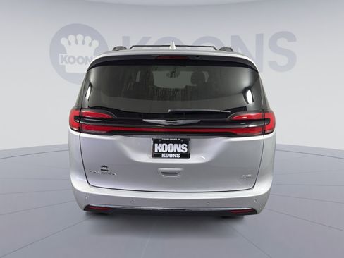 Used 2022 Chrysler Pacifica Touring-L image 5