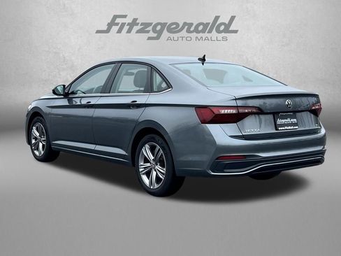 Used 2024 Volkswagen Jetta SE image 8