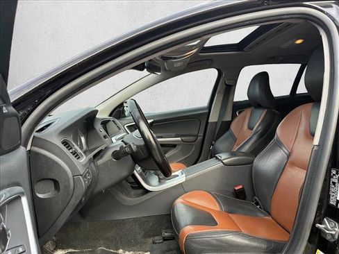 Used 2017 Volvo V60 T5 Cross Country w/ Convenience Package image 11