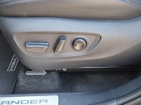 Used 2025 Toyota Highlander Limited AWD/4WD image 8