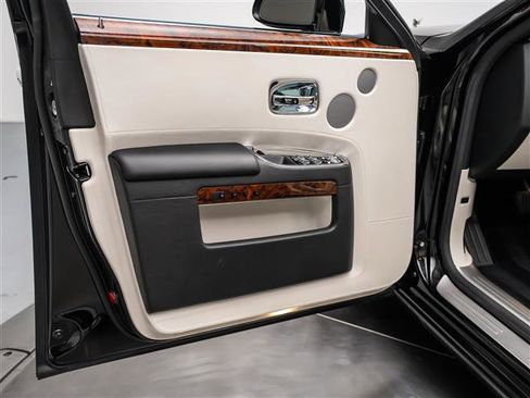 Used 2014 Rolls-Royce Ghost RWD image 25