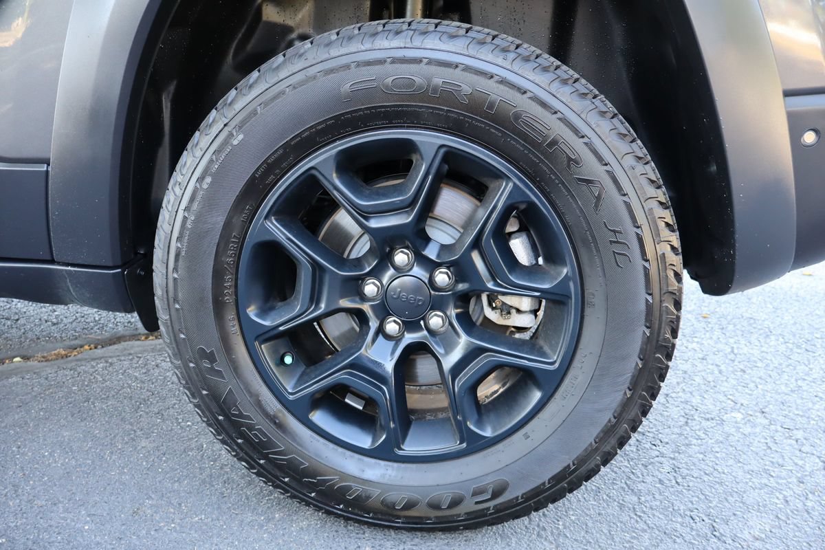 Used 2020 Jeep Cherokee Trailhawk w/ Technology Group AWD/4WD image 43